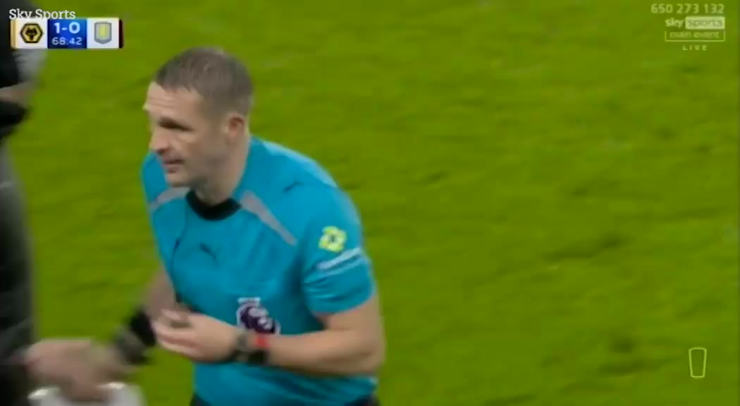 世界杯高清比赛观看-人有三急😅狼队vs维拉主裁鲍森临时中断比赛离场，2分钟后返回