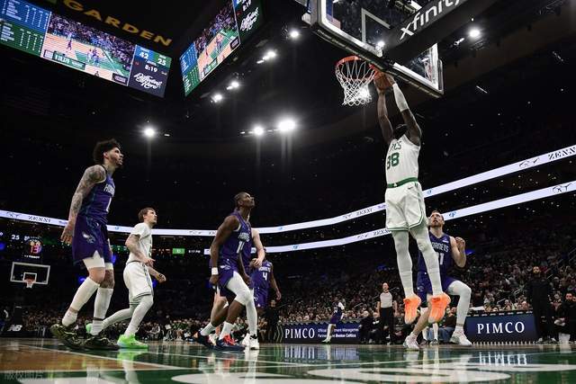 世界杯手机直播平台-爆大冷！东部第二轰然倒下：全场鸦雀无声，黑马三人组轰56分